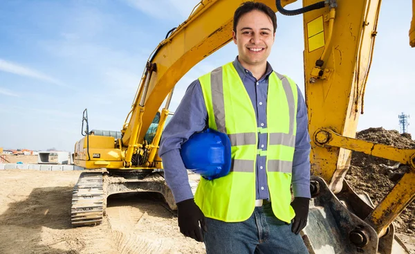 Arquitecto sonriente en una obra de construcción — Foto de Stock