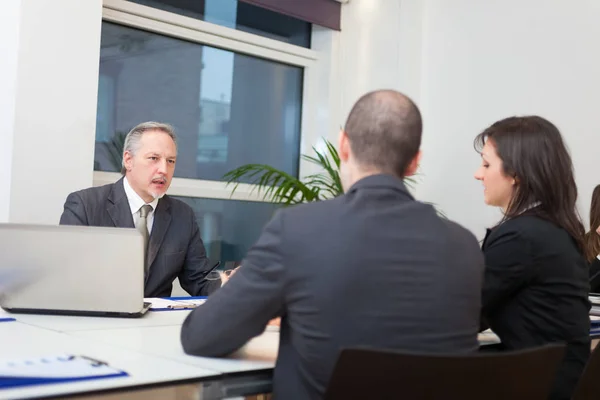 Les gens d'affaires parlent au bureau — Photo