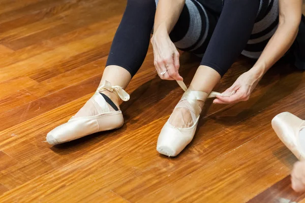 Ballerina zieht Spitze an — Stockfoto