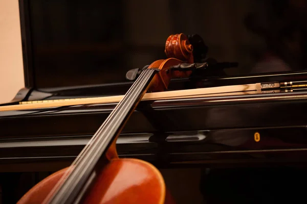 Violin lutande på en piano — Stockfoto