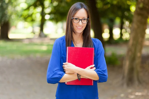 Studentessa al parco — Foto Stock