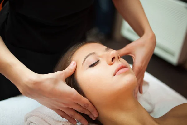 Vrouw met een gezicht massage — Stockfoto