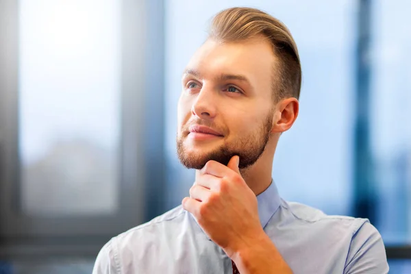 Freundlicher Geschäftsmann in seinem Büro — Stockfoto