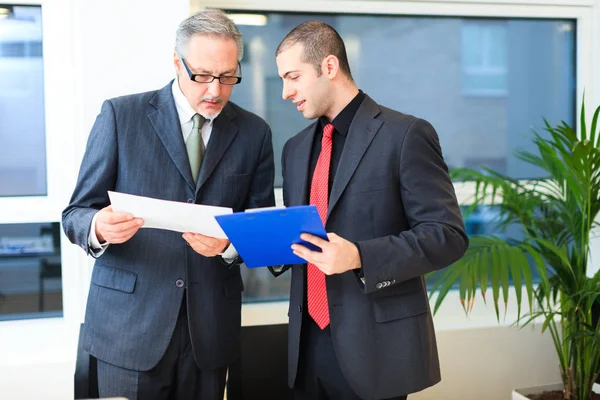 Business people reading a document — Stock Photo, Image
