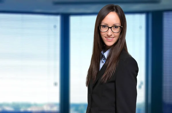 Sorrindo jovem empresária — Fotografia de Stock