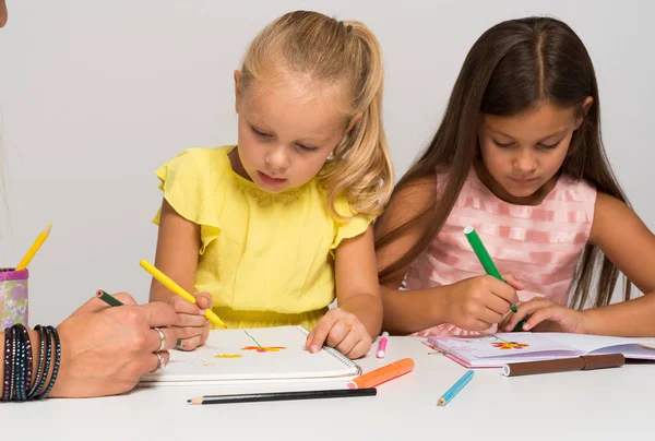 Lilla syskon målning på anteckningsboken — Stockfoto