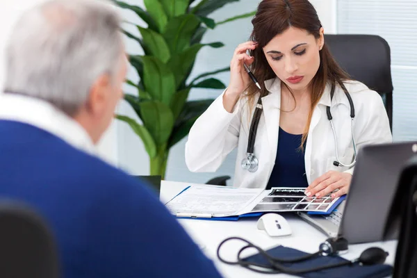 Arzt im Gespräch mit einem Patienten — Stockfoto