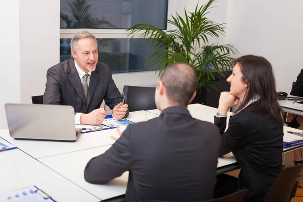 Gente de negocios hablando en la oficina —  Fotos de Stock