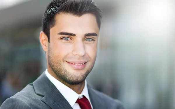 Hombre de negocios seguro al aire libre — Foto de Stock