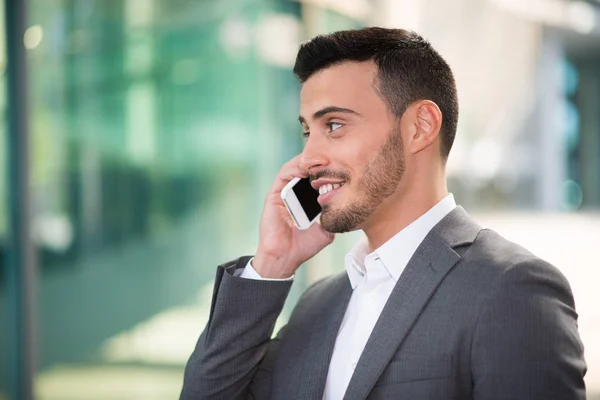 Muž mluví na mobilní telefon — Stock fotografie