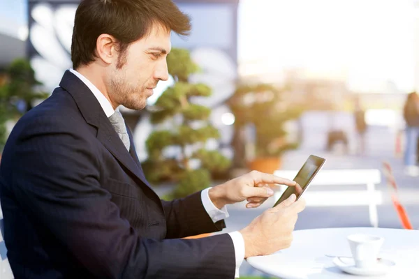 Zakenman met behulp van een tablet buiten — Stockfoto