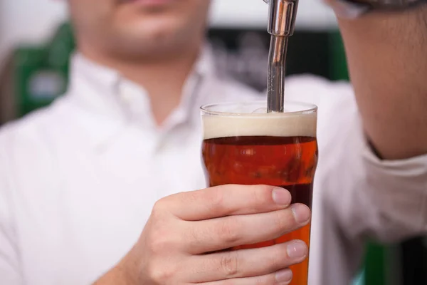 Bartender drawing a beer — Stock Photo, Image