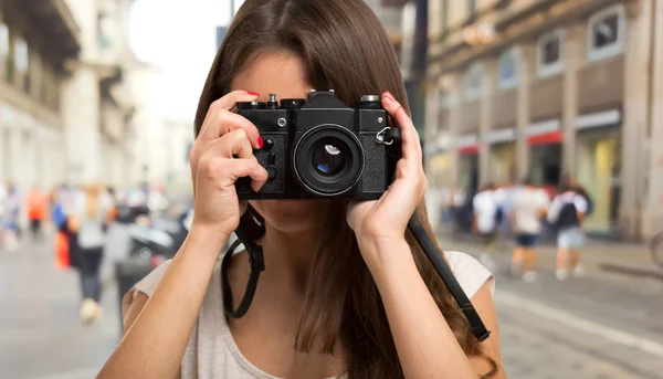 Vrouwelijke fotograaf met behulp van een camera — Stockfoto