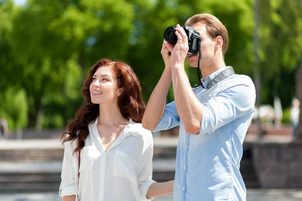 Couple of tourists taking picture — Stock Photo, Image