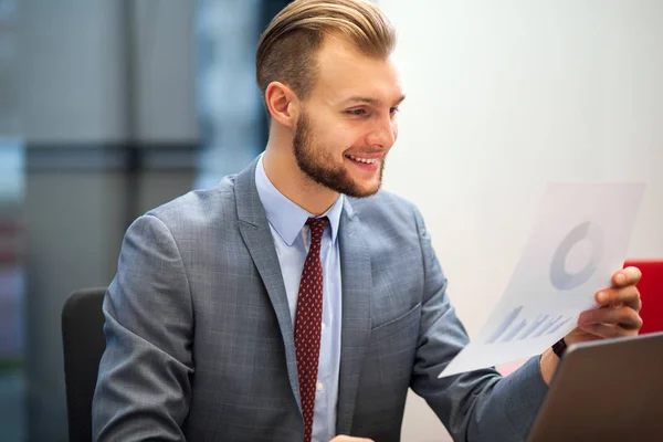 Affärsman läsa dokument — Stockfoto