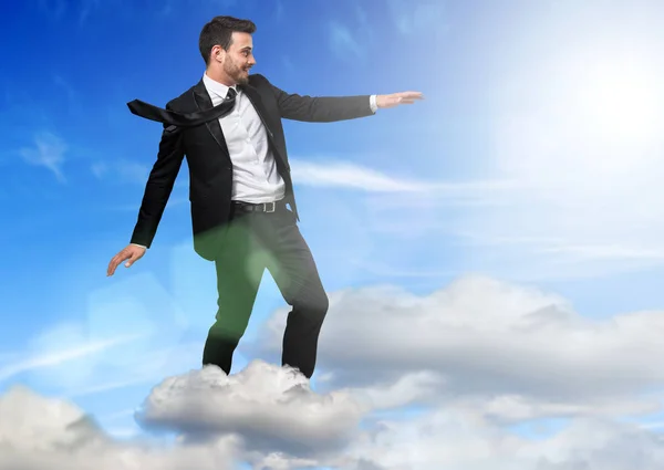 Uomo d'affari che sorvola una nuvola — Foto Stock