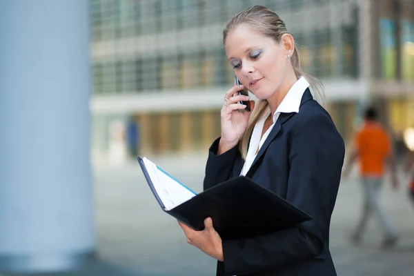 Busy businesswoman talking on phone — Stock Photo, Image