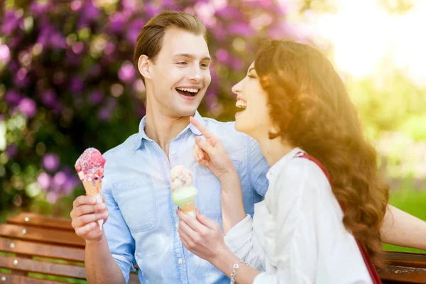 Casal comendo um sorvete — Fotografia de Stock