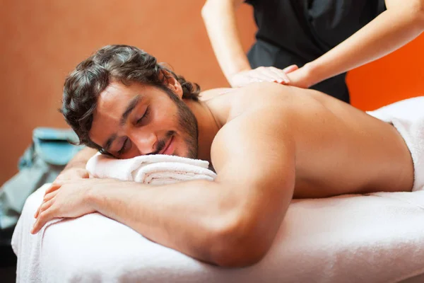 Hombre teniendo un masaje —  Fotos de Stock