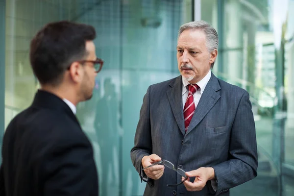 Gente de negocios conversando — Foto de Stock