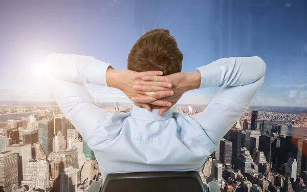 Geschäftsmann entspannt sich beim Blick auf die Stadt — Stockfoto