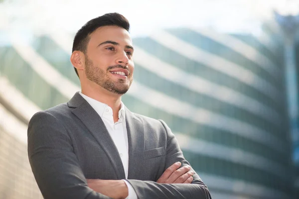 Hombre de negocios en el entorno empresarial — Foto de Stock