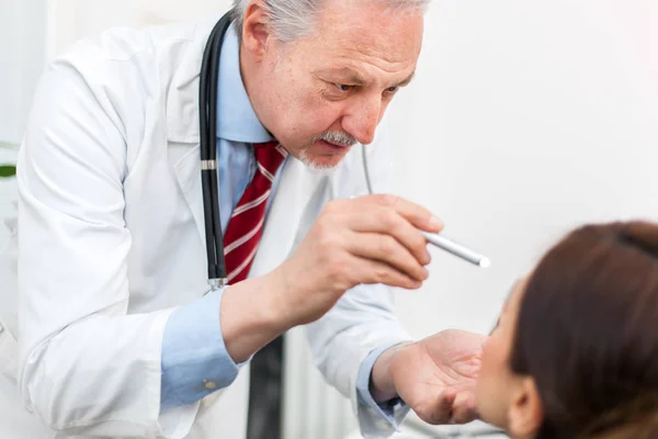 Médico revisando pacientes garganta — Foto de Stock