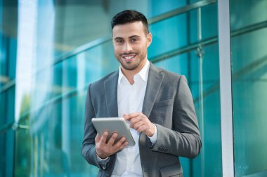 Dijital tablet kullanan işadamı 