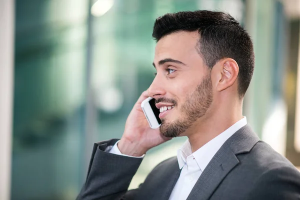 Homem falando no telefone celular — Fotografia de Stock