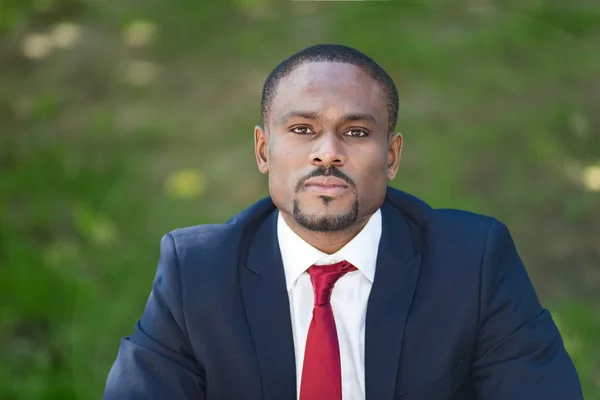 Hombre de negocios africano al aire libre — Foto de Stock