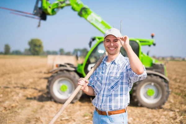 Agricultor sosteniendo una horquilla —  Fotos de Stock