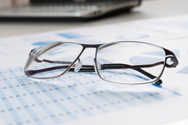 Finansal belgede gözlük