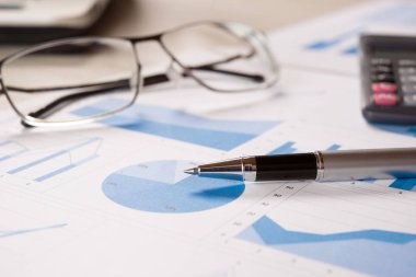 Kalem ve finansal belgeler üzerinde gözlük