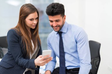 kadın onun smartphone meslektaşım için gösterilen
