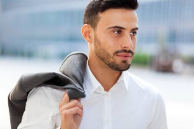 modern şehir içinde açık iş adamı