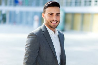 modern şehir içinde açık iş adamı