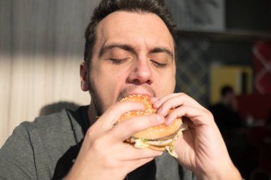 Adam bir hamburger yeme