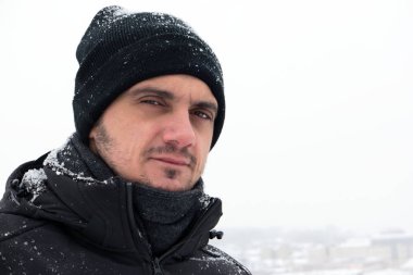 Adam kar altında