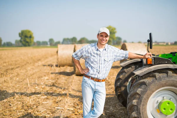 Kendi alanında gülümseyen çiftçi — Stok fotoğraf