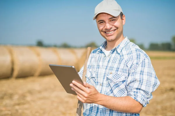 Agricultor usando su tableta —  Fotos de Stock