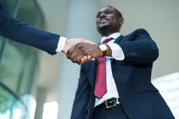 Businessmen shaking hands — Stock Photo, Image