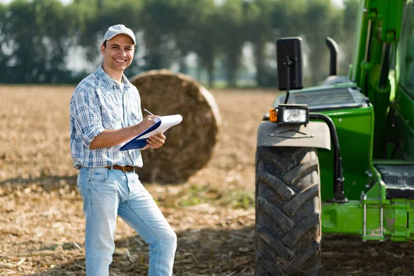 Agricultor que escreve num documento — Fotografia de Stock
