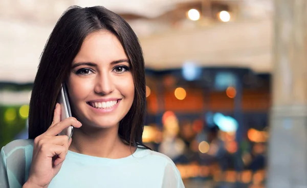 Donna sorridente che parla al telefono — Foto Stock