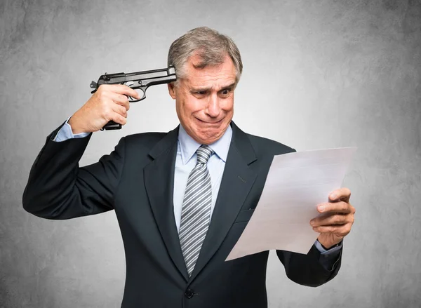 Businessman pointing a gun to head — Stock Photo, Image