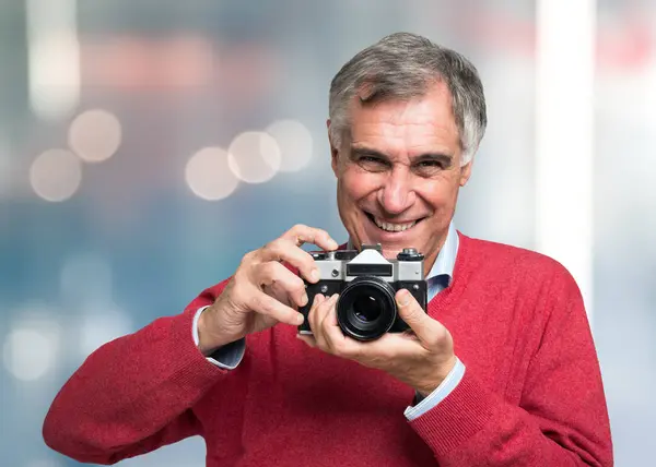 Hombre usando una cámara vintage — Foto de Stock