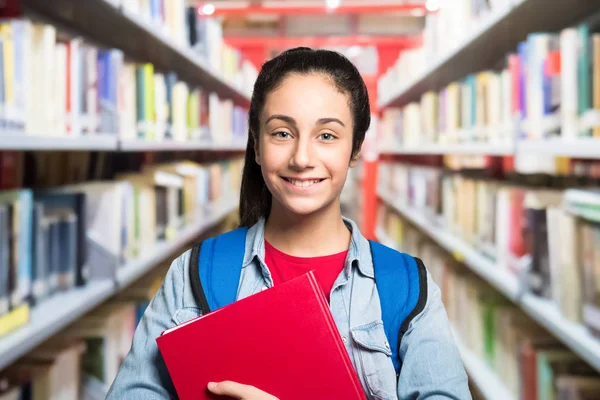 Adolescente estudante segurando livro — Fotografia de Stock