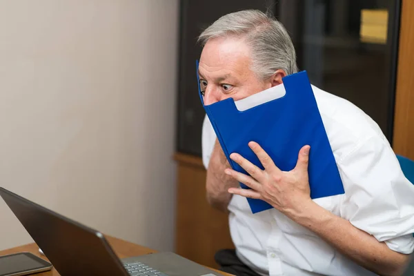 Homem de negócios chocado olhando para o computador — Fotografia de Stock