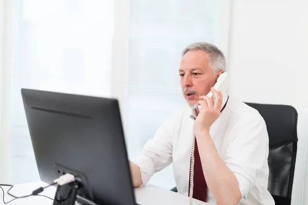 Homme d'affaires parlant au téléphone — Photo