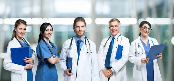 Médecins souriants à l'hôpital — Photo