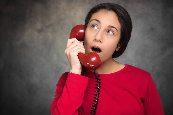Έφηβος μιλώντας στο τηλέφωνο — Φωτογραφία Αρχείου